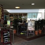 CAFE TERRACE　FRuful! - 野田阪神ウイステにある喫茶店「CAFE TERRACE FRu ful! 野田阪神店」。ウッドデッキにはペット同伴も可能です。
      