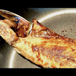 さかなや 一千 - 灰干さばの脂がフライパンにだいぶ、出てきた感じだからもうそろそろ、ひっくり返してみようかしらっ〜　byまみこまみこ