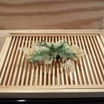 天ぷら上村 - 白魚のしそ巻き