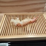 天ぷら上村 - 海老、2尾目、こちらが少しレアです