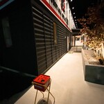 石焼ステーキ 贅 - 建物外の端っこに灰皿あります