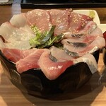 海鮮丼てんや 箱崎ふ頭店 - 奥から時計回りに胡麻ぶり、アジ、まぐろ、真鯛