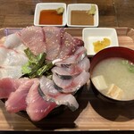 海鮮丼てんや 箱崎ふ頭店 - 四色丼の大盛り（あら出汁みそ汁付き）