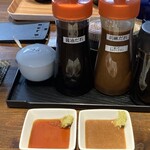 海鮮丼てんや 箱崎ふ頭店 - 卓上の醤油だれと胡麻だれを小皿に注いで、わさびを溶かして待ちます