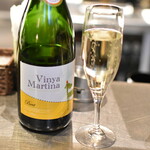 Standing Wine Bar Q - ヴィーニャ・マルティナ・カヴァ・ブリュット（ボトル４，８００円）２０２５年２月