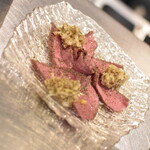 Standing Wine Bar Q - タン先ローストビーフ（８００円）２０２５年２月