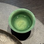 VERT - 『汲み出し』
      菓：大福（果汁で炊いた求肥の中に、湘南ゴールドをまるごと使い切った餡）
      
      茶：2024　全国茶品評会　一等四席茶　煎茶　栗崎克之