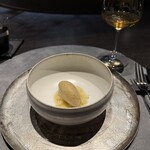 VERT - 『甘味①』
      ・高梨茶園様の香駿烏龍茶のアイス
      ・サワーポメロ
      ・ジャスミン茶と金木犀を発酵させたソース
      ・サワーポメロの皮を煮出したソース
      
      『茶①』
      雲ノ南農園様の釜炒り茶＋春菊・菊
      （手摘み）