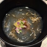 VERT - 『甘味⑤』（椀物なのでペアリングはなし）
      お椀仕立て
      　花紫蘇　　干し柿　三宝柑？の砂じょう
      　炭火焼きにした三宝柑の葛餅
      　東坂茶園様の越冬焙じ茶を煮出して