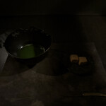 VERT - 『茶室に移動して』
      ・奥富園様の抹茶
      
      ・生チョコ
      （アマゾンカカオ50％のタブレットと、生クリーム・サワークリーム、ヴィチペリフェリペッパー
      など）