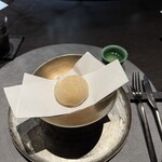 VERT - 『汲み出し』
      菓：大福（果汁で炊いた求肥の中に、湘南ゴールドをまるごと使い切った餡）
      
      茶：2024　全国茶品評会　一等四席茶　煎茶　栗崎克之