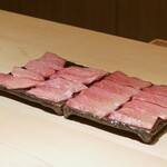 鮨 一幸 - 切り付けられた鮪（中トロ、大トロ）