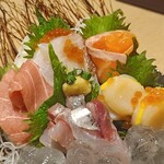 すし酒場 握わい - お任せで刺し盛り2人前お願いしたら、こんな感じになった罠。2