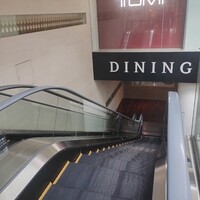 廣東料理 民生 ヒルトンプラザウエスト店 - 入ってすぐ左側のエスカレーター