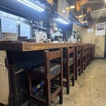 もつ焼 信 - カウンター席