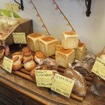 BREAD JUNCTION - 駅前という立地もあって焼きたてパンがたくさん並ぶ店内は主婦の方で大賑わい、また店舗前のテラスで焼きたてパンを食べてるお客様も居られました