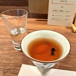 とんかつ 蒼樹 - 黒豆茶と、新装オープン記念のふるまい酒