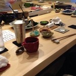 たかおか - すっきりとした白木のカウンター