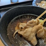 こんこ屋 - まだまだこんなにお肉が入ってます　麺とお肉を一緒に食べることをおすすめします