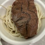 翡翠拉麵小籠包 香港国際空港店 - チビへの取り分け　お肉がおっきい。