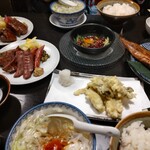 五橋横丁 たんや善治郎 - 美味しいが溢れたテーブル