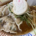 いせのじょう - しょうゆラーメン750円、水餃子400円トッピング