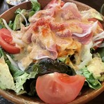 ごえん - 生ハムとアボカドのサラダ¥600