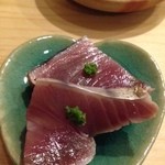 たかおか - 鰹/タタキ風に藁焼、軽く燻製臭を感じる逸品