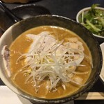 焼肉 GYUJIN - 豚肉や白髪ネギなど具材もたっぷりだ。