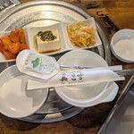 ハンヤン クッパヤ - お通し、塩、箸、スプーン、取り皿