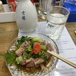 魚庭本店 - マグロ脳天ポン酢　熱燗2合コップで