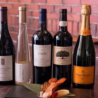 オーナー厳選のワインやジャパニーズウィスキーをラインナップ