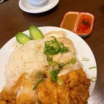 DOI KHAM Thai Restaurant - カオマンガイセットMIX（鶏2種類）茹でた鶏肉と揚げた鶏肉が乗っている