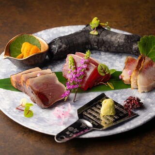「炭感じるお造り盛り合わせ」は和の枠にとらわれない一品