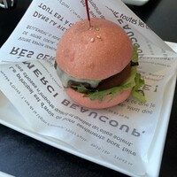 DINING & BAR TABLE 9 TOKYO - ビーフが肉肉しくてめちゃうまいハンバーガー。