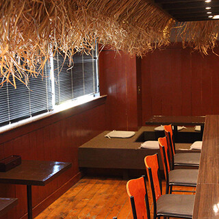 Experience a special atmosphere at our straw-covered counter seats!