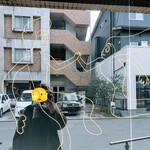 炭火焼き鳥 鶏壽 - 鶏壽さんのガラスにも、ペイント！