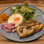 菓子と喫茶 SIROYA - 日替わりパンプレート（きのことホワイトソースのタルティーヌ）