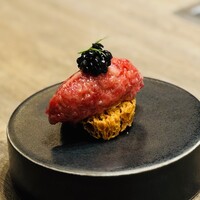 USHIGORO S. SHINJUKU - 和牛とキャビアの燻製タルタル　キャビア・ブルーチーズ