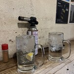 関内もつ肉店 - バーナーを使って自分で炙り焼きにするスタイル