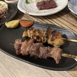 関内もつ肉店 - 串焼きも炭火で美味しい！