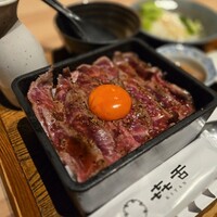 焼肉㐂舌 南船場 - 黒毛和牛熟成イチボ肉タタキステーキのお重