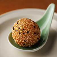 胡麻団子(塩漬け卵のカスタード）