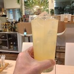 沖縄×新潟ダイニング がじゅまるの森 - シークワーサーサワーとカウンター席模様