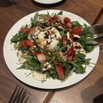 富士屋本店 ワインバー - いちごとブッラータチーズのサラダ