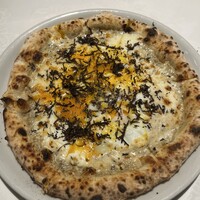 Pizza Bismarck きのこペーストと半熟卵のビスマルク風　サマートリュフがけ