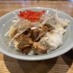 豚骨醤油 三輪 - チャーシュー丼を手前から