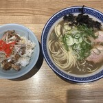 豚骨醤油 三輪 - 濃厚煮干とチャーシュー丼