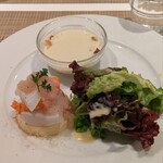 セ'ラヴィー!ナガノ - 私の前菜「イカ・エビ・オニオン・生姜のマリネとクリームチーズプリン」と「あさりの温かいスープ」　イカもエビもぷりぷりで生姜のアクセントと相まって美味しい！