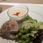 セ'ラヴィー!ナガノ - 友達は「豚バラ肩肉リエットとローストポークの黒オリーブソース」と「チコリの冷たいスープ」